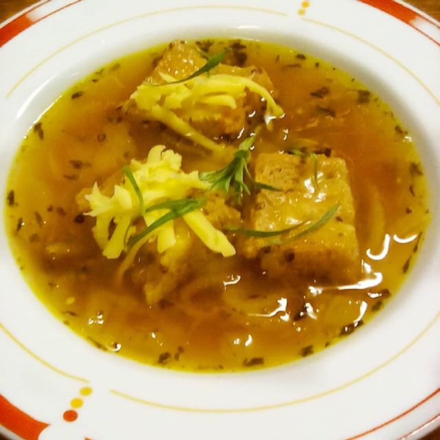 francouzska cibulova polevka cibulacka vegan parmezan vyvar francie